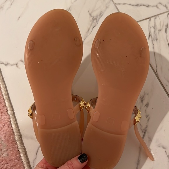 Stuart Weizmann gold w/ flower embossed jelly sandals. Size 6 - Picture 4 of 6